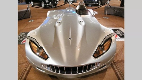 Veritas RS III е разработен от Vermot AG в Германия. Концепцията е показана за първи път през 2001 г., когато автомобилният производител обявява, че ще пусне кола за движение по пътищата. Суперавтомобилът е вдъхновен от първия немски болид от „Формула 1“ и има някои прилики в дизайна, като отворен покрив и далечна позиция за шофиране.

Използваният двигател е 5.0-литров V10 с мощност 507 к.с. RS III ускорява до 96 км/ч за 3,2 секунди, а максималната скорост е 348 км/ч. Няколко модела са представени на изложби, но успехът приключва до тук, тъй като се твърди, че са продадени само 30 бройки. След обявяването на началото на производството от 2008 г. други новини почти няма.